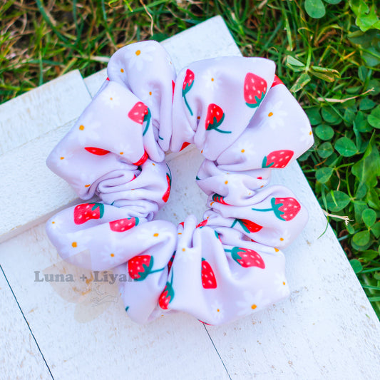scrunchie - strawberries & daisies