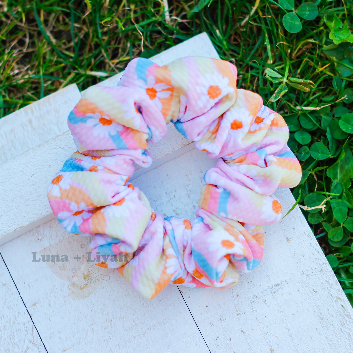 scrunchie - rainbow daisy